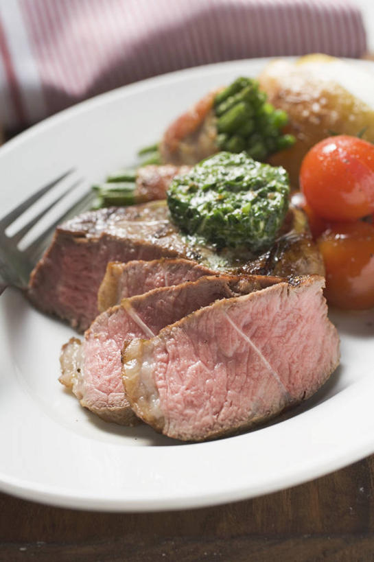 无人,竖图,俯视,室内,特写,白天,烹饪,西餐,桌面,桌子,蔬菜,土豆,西红柿,小番茄,餐具,阴影,朦胧,模糊,新鲜,反射,木制,叉子,碟子,盘,影子,肉,牛排,牛肉,料理,食品,菜肴,美食,肉类,食物,盘子,木制品,碟,西式,佳肴,有机食品,绿色食品,肉食,餐叉,馍馍蛋,小西红柿,樱桃小番茄,珍珠小番茄,进餐用具,樱桃番茄,洋芋,圣女果,山药蛋,马铃薯,番茄,彩图,高角度拍摄