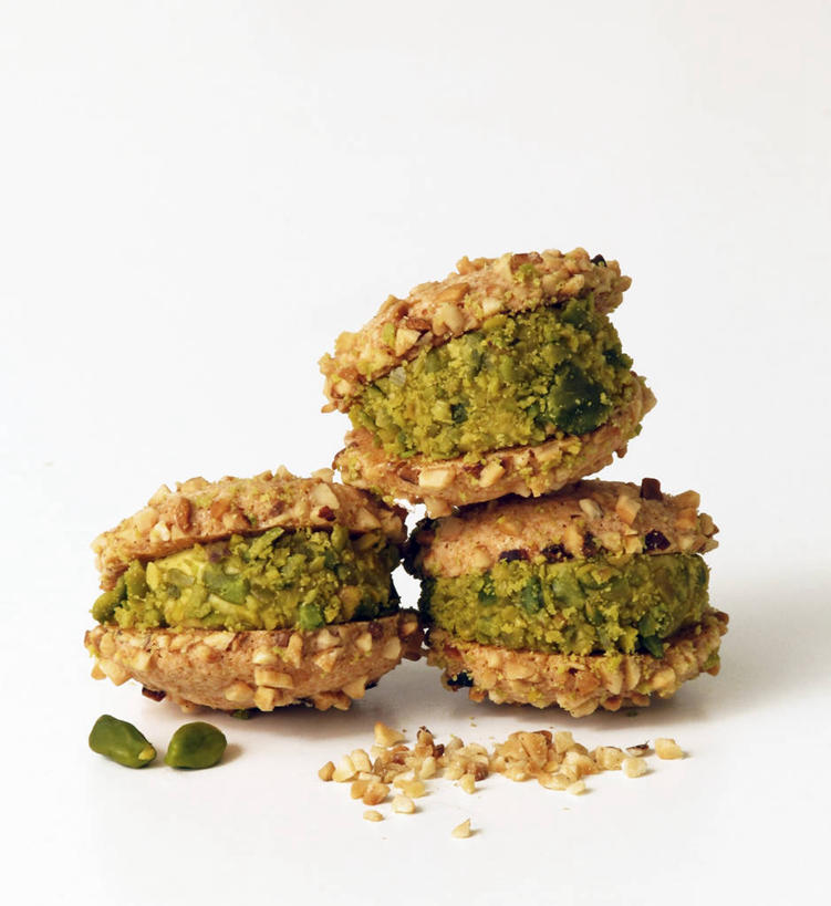 点心,无人,竖图,俯视,室内,特写,白天,白色背景,餐桌,桌子,阴影,反射,影子,食品,甜点,甜品,曲奇,食物,糕点,三个,饼干,甜食,零食,奶油,摄影,影棚,餐台,乳制品,曲奇饼,曲奇饼干,激凌,克林姆,淇淋,彩图,高角度拍摄,影棚拍摄,拍摄