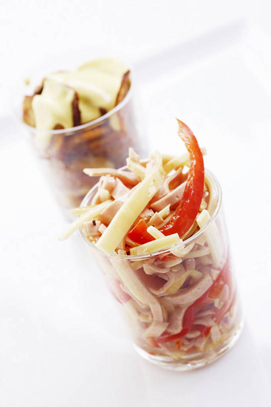 无人,竖图,俯视,室内,特写,白天,白色背景,餐桌,桌子,辣椒,蔬菜,土豆,杯子,阴影,朦胧,模糊,新鲜,反射,影子,塑料,生食,蔬菜沙拉,沙拉,食品,色拉,沙律,食物,两个,塑料制品,摄影,有机食品,绿色食品,影棚,餐台,色拉酱,塑料杯,千岛酱,辣角,红海椒,大椒,辣虎,广椒,馍馍蛋,洋芋,山药蛋,马铃薯,辣子,红辣椒,海椒,番椒,彩图,高角度拍摄,影棚拍摄,拍摄