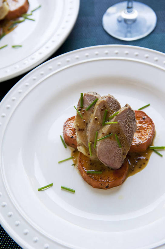 芥末,无人,竖图,俯视,室内,特写,白天,烹饪,西餐,植物,杯子,餐具,阴影,蓝色背景,反射,碟子,高脚杯,盘,影子,调料,酱料,酱汁,肉,佐料,料理,食品,草药,药草,红酒杯,调味品,调味料,猪肉,酱,菜肴,美食,肉类,中药,玻璃制品,食物,盘子,酒杯,碟,西式,摄影,佳肴,影棚,葡萄酒杯,里脊肉,药材,中草药,肉食,芥末酱,豚肉,中药材,本草,防风草,四方茎,土防风,玻璃杯,彩图,高角度拍摄,影棚拍摄,拍摄,芥辣,芥辣酱,里脊,猪里脊肉