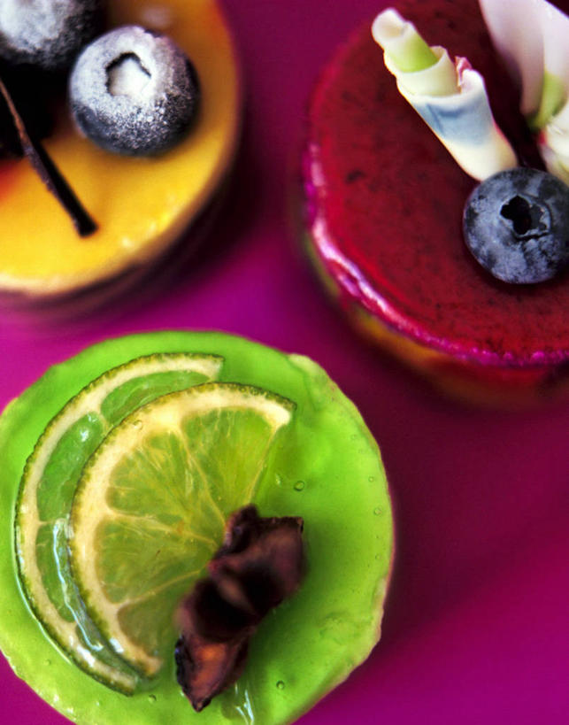 点心,奶酪,无人,竖图,俯视,室内,特写,白天,下午茶,浆果,蓝莓,水果,阴影,紫色背景,新鲜,反射,影子,生食,干酪,起司,食品,果实,芝士,营养,食物,糕点,三个,黄色,红色,绿色,乳酪,摄影,有机食品,绿色食品,影棚,乳制品,发酵,酸橙,代代,山都柿,蓝浆果,蓝靛果,橙子,橙,彩图,高角度拍摄,影棚拍摄,拍摄,蛋糕