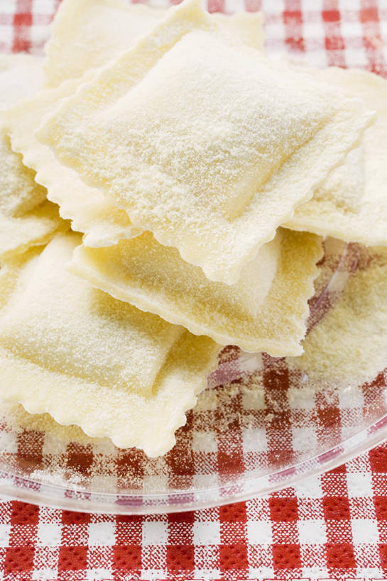 面食,面条,意大利面,无人,竖图,俯视,室内,特写,白天,西餐,桌面,桌子,餐具,一堆,许多,阴影,堆叠,堆积,反射,木制,布料,碟子,方格,格子,盘,影子,面,料理,食品,布纹,桌布,食物,红色,盘子,餐巾,木制品,碟,台布,西式,堆,意大利馄饨,彩图,高角度拍摄