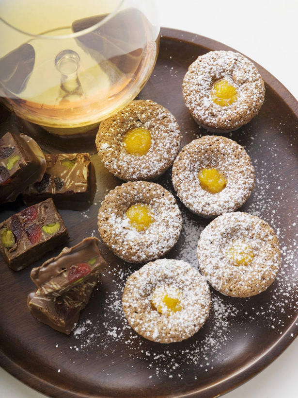 无人,竖图,俯视,室内,特写,白天,白色背景,餐桌,桌子,杯子,餐具,阴影,反射,碟子,盘,影子,食品,糖,糖果,甜点,甜品,白兰地,酒类,玻璃制品,酒,食物,饮料,盘子,水杯,碟,甜食,巧克力,摄影,影棚,餐台,朱古力,牛轧糖,蒸馏酒,烈酒,鸟结糖,纽结糖,玻璃杯,彩图,高角度拍摄,影棚拍摄,拍摄