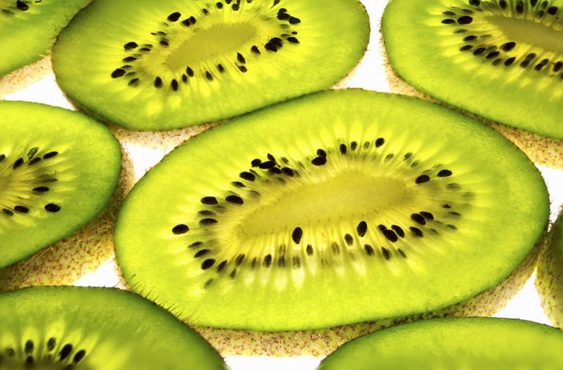 无人,横图,俯视,室内,特写,白天,白色背景,餐桌,桌子,猕猴桃,水果,许多,切开,阴影,新鲜,反射,影子,生食,食品,果实,食物,绿色,切,摄影,有机食品,绿色食品,影棚,餐台,剖面,切面,奇异果,猕猴梨,彩图,高角度拍摄,影棚拍摄,拍摄