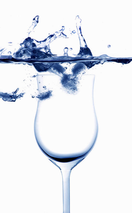 无人,竖图,室内,特写,白天,白色背景,正面,水,餐桌,桌子,杯子,阴影,飞溅,溅,反射,高脚杯,液体,影子,冰,水滴,冰块,红酒杯,一杯,冷冻,玻璃制品,水珠,酒杯,寒冷,摄影,影棚,冷藏,餐台,冰冷,葡萄酒杯,喷洒,保鲜,玻璃杯,彩图,影棚拍摄,拍摄