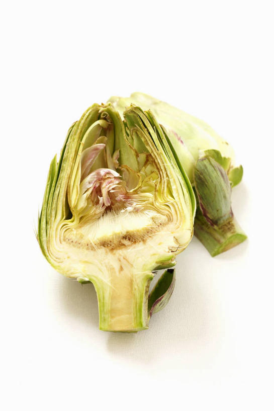 无人,竖图,俯视,室内,特写,白天,白色背景,餐桌,桌子,蔬菜,切开,阴影,新鲜,反射,影子,朝鲜蓟,食品,半个,食物,切,一半,洋蓟,摄影,有机食品,绿色食品,影棚,餐台,剖面,切面,彩图,高角度拍摄,影棚拍摄,拍摄,菜蓟,法国百合,球洋蓟,蔬菜之皇,洋百合