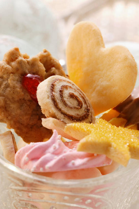 点心,无人,竖图,俯视,室内,特写,白天,爱情,桌面,桌子,玻璃,圣诞节,一堆,许多,阴影,堆叠,堆积,节日,爱心,朦胧,模糊,庆祝,反射,木制,影子,食品,甜点,甜品,曲奇,浪漫,文化,玻璃制品,食物,糕点,木制品,容器,碗,饼干,甜食,零食,奶油,庆典,温暖,温馨,心形,恩爱,纪念,储藏,堆,和睦,乳制品,储存,曲奇饼,曲奇饼干,激凌,克林姆,淇淋,心型,彩图,高角度拍摄,融洽,贮存