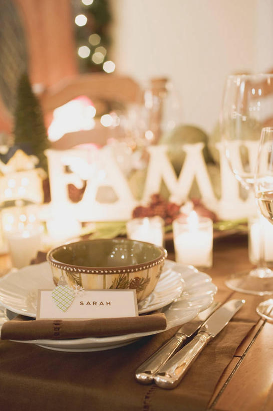 无人,竖图,俯视,室内,特写,白天,植物,桌面,桌子,餐具,蜡烛,照明,圣诞节,阴影,节日,朦胧,模糊,庆祝,装饰,环绕,缠绕,反射,光线,木制,英文,标志,彩灯,叉子,刀叉,刀子,碟子,挂饰,火焰,盘,文字,影子,烛光,字符,字母,灯光,圣诞树,贺卡,圣诞球,燃烧,祝福,文化,标识,灯,球,树,树木,绿色,自然,盘子,卡片,木制品,灯具,碟,点燃,庆典,球体,花灯,生长,成长,纪念,英文字母,华丽,修饰,照亮,点缀,照明设备,餐刀,礼仪,纠缠,祝愿,餐叉,衬托,美观,雅致,雅观,进餐用具,彩图,高角度拍摄