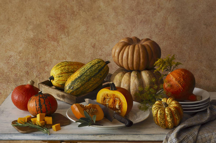 无人,横图,俯视,室内,特写,白天,桌面,桌子,南瓜,蔬菜,餐具,一堆,许多,阴影,堆叠,堆积,新鲜,反射,木制,碟子,盘,影子,金瓜,食品,番瓜,食物,盘子,餐巾,木制品,碟,有机食品,绿色食品,堆,麦瓜,倭瓜,保洁方巾,口布,彩图,高角度拍摄