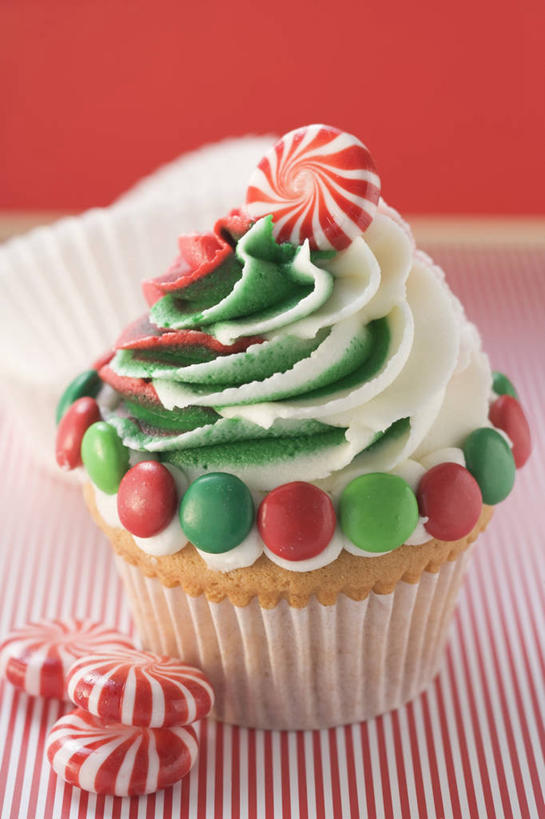 点心,无人,竖图,俯视,室内,特写,白天,下午茶,桌面,桌子,阴影,红色背景,朦胧,模糊,反射,木制,布料,影子,食品,糖,糖果,布纹,桌布,食物,糕点,一个,餐巾,木制品,台布,摄影,影棚,单个,纸托,薄荷糖,硬糖,纸杯蛋糕,纸托蛋糕,蛋糕托,蛋糕托纸,蛋糕纸托,彩图,高角度拍摄,影棚拍摄,拍摄,蛋糕