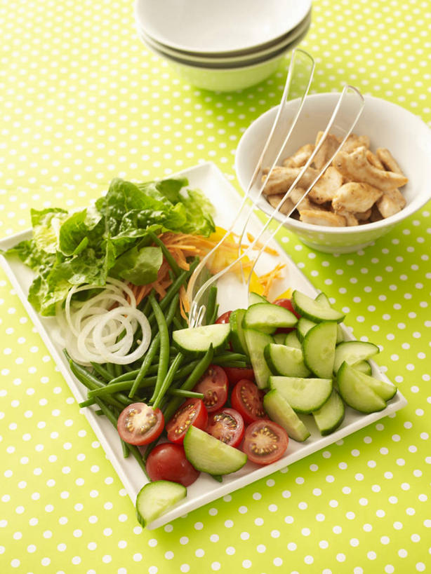 无人,竖图,俯视,室内,特写,白天,萝卜,胡萝卜,黄瓜,蔬菜,西红柿,小番茄,洋葱,餐具,绿色背景,阴影,新鲜,反射,碟子,盘,影子,陶瓷,生食,蔬菜沙拉,沙拉,食品,陶瓷制品,色拉,沙律,食物,盘子,容器,碟,碗,摄影,有机食品,绿色食品,影棚,色拉酱,储藏,储存,玉葱,千岛酱,小西红柿,樱桃小番茄,珍珠小番茄,圆葱,樱桃番茄,洋葱头,圣女果,球葱,青瓜,胡瓜,红萝卜,甘荀,番茄,葱头,彩图,高角度拍摄,影棚拍摄,拍摄,贮存