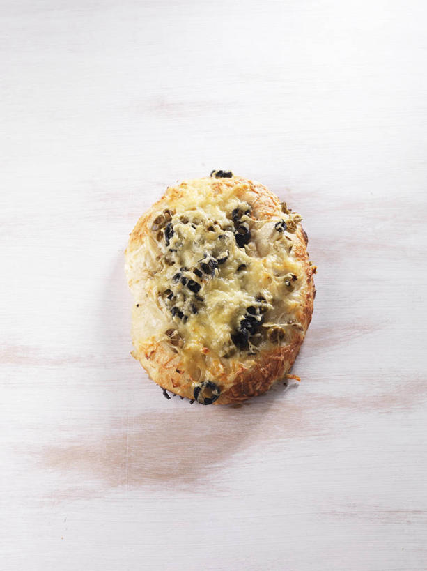 奶酪,无人,竖图,俯视,室内,特写,白天,白色背景,餐桌,桌子,橄榄,水果,阴影,新鲜,反射,影子,生食,干酪,起司,食品,果实,芝士,营养,食物,乳酪,摄影,有机食品,绿色食品,影棚,餐台,乳制品,发酵,青果,白榄,彩图,高角度拍摄,影棚拍摄,拍摄