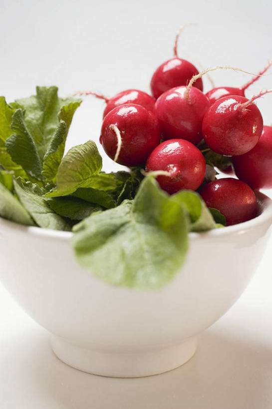 无人,竖图,俯视,室内,特写,白天,白色背景,餐桌,桌子,萝卜,蔬菜,一堆,许多,阴影,堆叠,堆积,朦胧,模糊,新鲜,反射,影子,陶瓷,食品,陶瓷制品,食物,一个,容器,碗,摄影,有机食品,绿色食品,影棚,单个,餐台,储藏,堆,储存,大红萝卜,东北红萝卜,莱菔,红萝卜,彩图,高角度拍摄,影棚拍摄,拍摄,贮存