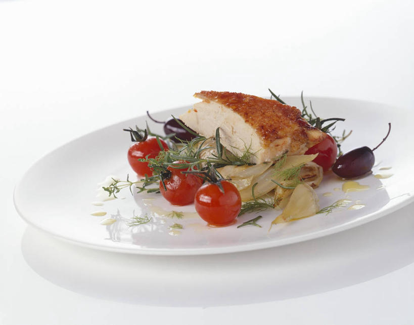 无人,横图,俯视,室内,特写,白天,白色背景,烹饪,西餐,餐桌,桌子,蔬菜,西红柿,小番茄,餐具,阴影,新鲜,反射,碟子,盘,影子,调味,鸡肉,肉,香料,佐料,料理,食品,菜肴,美食,肉类,食物,盘子,碟,茴香,西式,摄影,佳肴,有机食品,绿色食品,影棚,餐台,八角,八角茴香,大茴香,肉食,鸡胸肉,八月珠,舶茴香,大料,作料,小西红柿,樱桃小番茄,珍珠小番茄,樱桃番茄,圣女果,番茄,彩图,高角度拍摄,影棚拍摄,拍摄