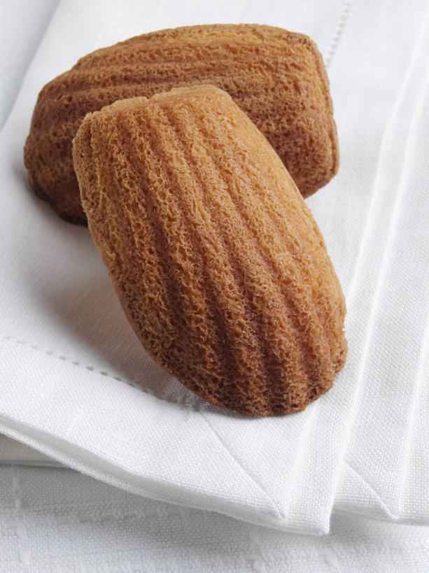 点心,无人,竖图,俯视,室内,特写,白天,白色背景,餐桌,生活用品,桌子,两块,阴影,反射,影子,纸,食品,曲奇,食物,纸巾,日用品,饼干,零食,摄影,影棚,餐台,卫生纸,曲奇饼,曲奇饼干,生活用纸,彩图,高角度拍摄,影棚拍摄,拍摄