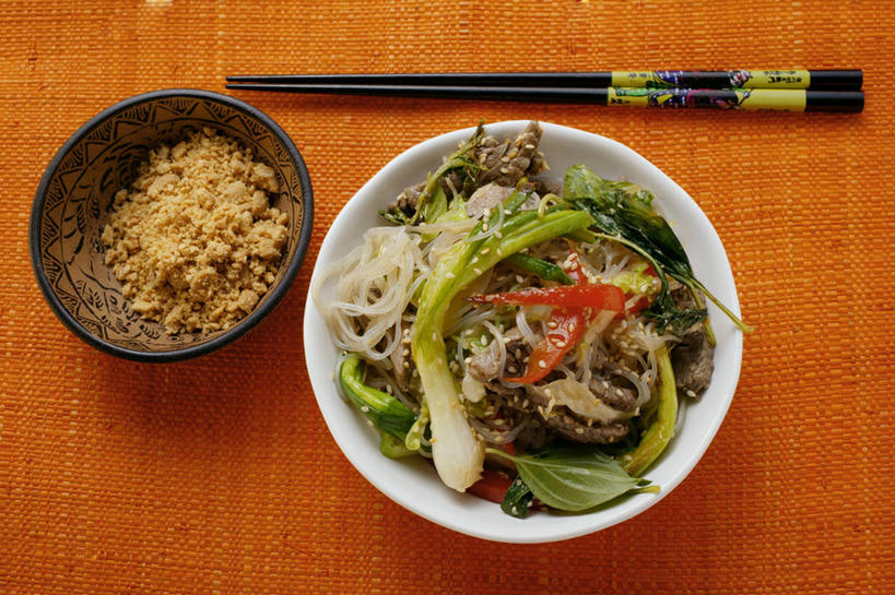 面食,面条,无人,横图,俯视,室内,特写,白天,烹饪,植物,筷子,豆,花生,辣椒,蔬菜,餐具,一双,橙色背景,阴影,新鲜,反射,影子,陶瓷,豆类,豆子,面,料理,食品,坚果,陶瓷制品,泰式,文化,传统,菜肴,美食,泰国料理,食物,容器,碗,摄影,长生果,佳肴,有机食品,绿色食品,影棚,储藏,礼节,储存,花生仁,礼仪,豆科,辣角,红海椒,大椒,辣虎,广椒,落花生,落生,泰菜,泰国菜,泰式料理,进餐用具,花生米,辣子,花生豆,红辣椒,海椒,番椒,彩图,高角度拍摄,影棚拍摄,拍摄,贮存