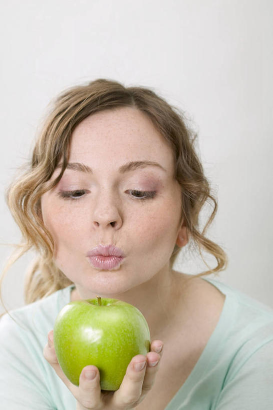 西方人,脸,头,嘴,脸颊,手,一个人,站,竖图,室内,特写,白天,白色背景,正面,餐桌,桌子,苹果,水果,欧洲,欧洲人,仅一个年轻女性,仅一个女性,仅一个人,握,服装,新鲜,生食,食品,果实,拿,拿着,注视,休闲装,肩膀,食物,一个,衣服,青苹果,嘟嘴,观察,看,站着,休闲,手部,休闲服,撅嘴,握着,摄影,服饰,有机食品,绿色食品,影棚,单个,餐台,观看,单手,察看,关注,年轻女性,女人,女性,白种人,头部,脸部,脸蛋,面部,嘴巴,嘴唇,站立,半身,彩图,影棚拍摄,拍摄