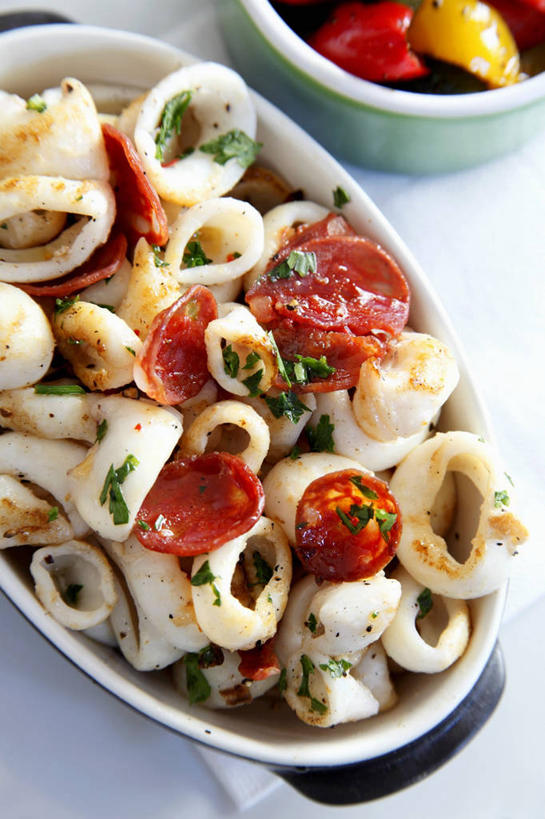 无人,竖图,俯视,室内,特写,白天,白色背景,餐桌,桌子,鱿鱼,辣椒,蔬菜,西红柿,小番茄,阴影,新鲜,反射,影子,陶瓷,香肠,食品,陶瓷制品,腊肠,食物,两个,容器,碗,摄影,有机食品,绿色食品,影棚,餐台,储藏,储存,彩椒,辣角,红海椒,大椒,辣虎,广椒,德式香肠,小西红柿,樱桃小番茄,珍珠小番茄,柔鱼,枪乌贼,樱桃番茄,甜椒,柿子椒,圣女果,辣子,海椒,番茄,番椒,灯笼椒,彩图,高角度拍摄,影棚拍摄,拍摄,贮存