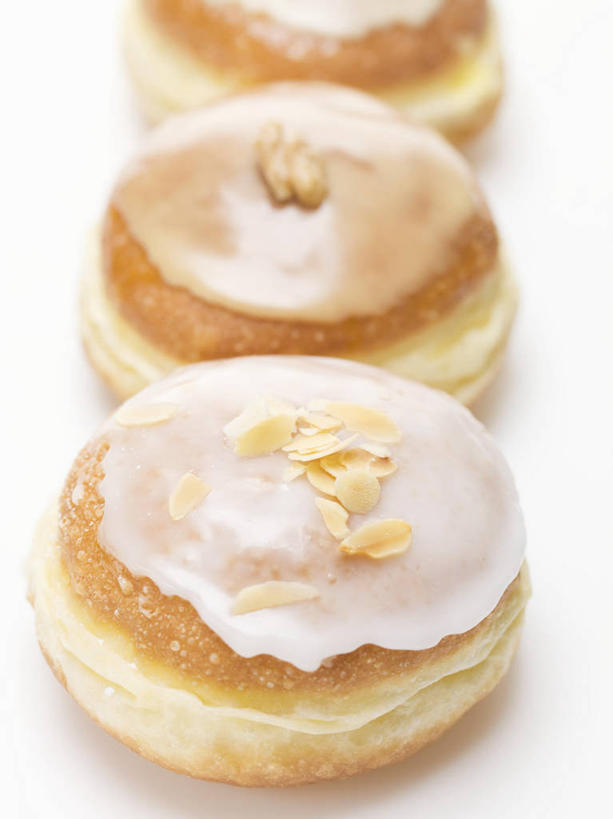 点心,面包,无人,竖图,俯视,室内,特写,白天,白色背景,餐桌,桌子,一排,阴影,朦胧,模糊,整齐,反射,影子,食品,面点,食物,糕点,排列,三个,甜甜圈,摄影,影棚,餐台,队列,多纳滋面包,唐纳滋,面包圈,彩图,高角度拍摄,影棚拍摄,拍摄