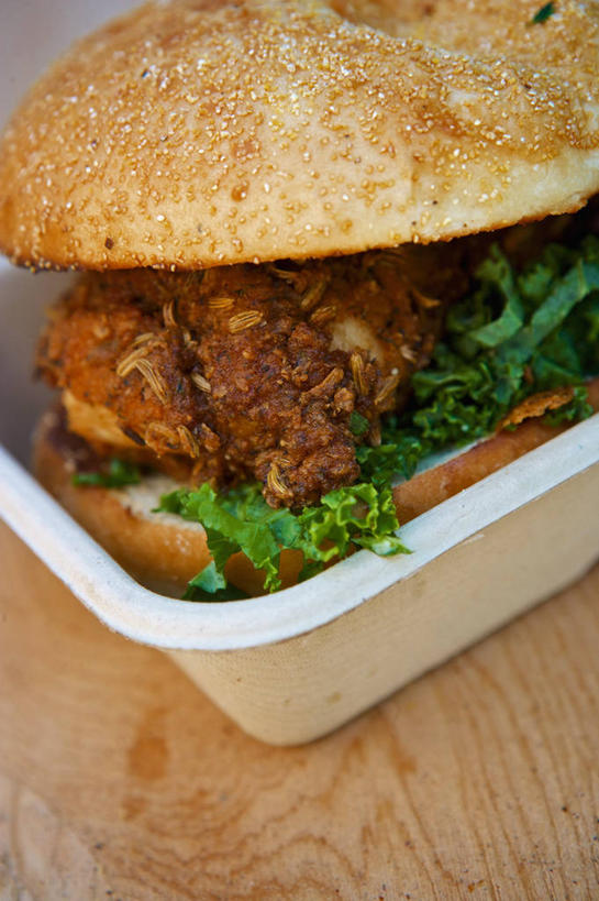 点心,面包,无人,竖图,俯视,室内,特写,白天,烹饪,西餐,桌面,桌子,蔬菜,阴影,新鲜,反射,木制,影子,陶瓷,生菜,莴苣,鸡肉,肉,三明治,料理,食品,面点,陶瓷制品,菜肴,美食,肉类,食物,糕点,一个,木制品,容器,碗,快餐,西式,佳肴,有机食品,绿色食品,单个,储藏,储存,肉食,西式快餐,三文治,春菜,鹅仔菜,莴仔菜,千金菜,叶用莴苣,奶油生菜,彩图,高角度拍摄,贮存