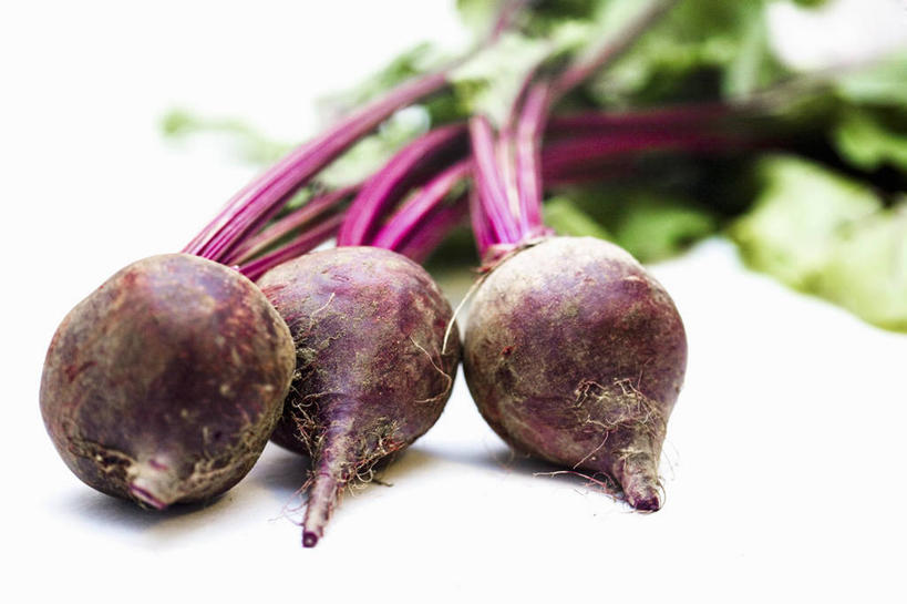 无人,横图,俯视,室内,特写,白天,白色背景,餐桌,桌子,蔬菜,叶子,一排,阴影,朦胧,模糊,新鲜,整齐,反射,影子,食品,绿叶,甜菜,食物,排列,三个,嫩叶,摄影,有机食品,绿色食品,影棚,餐台,队列,菾菜,叶,叶片,彩图,高角度拍摄,影棚拍摄,拍摄