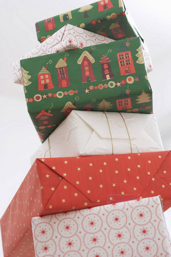 无人,竖图,室内,特写,白天,白色背景,仰视,餐桌,桌子,礼盒,礼物,圣诞节,一堆,许多,阴影,堆叠,堆积,节日,庆祝,反射,影子,纸盒,文化,盒子,包装盒,礼品盒,庆典,摄影,礼品,影棚,餐台,纪念,堆,彩图,低角度拍摄,影棚拍摄,拍摄