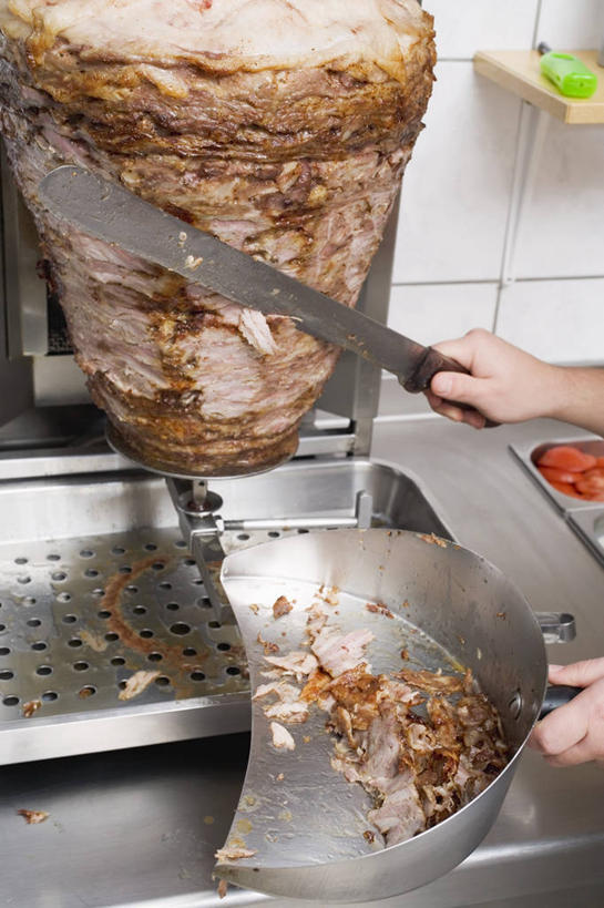 西方人,一个人,竖图,俯视,室内,白天,烹饪,金属制品,欧洲,欧洲人,仅一个男性,仅一个人,握,金属,铲子,工具,料理,食品,刀具,烤肉,拿,拿着,菜肴,美食,食物,仅一个年轻男性,刀,握着,佳肴,菜刀,土耳其料理,土耳其烤肉,切菜刀,土耳其菜,男人,男性,年轻男性,白种人,半身,彩图,高角度拍摄,卡巴,旋转烤肉