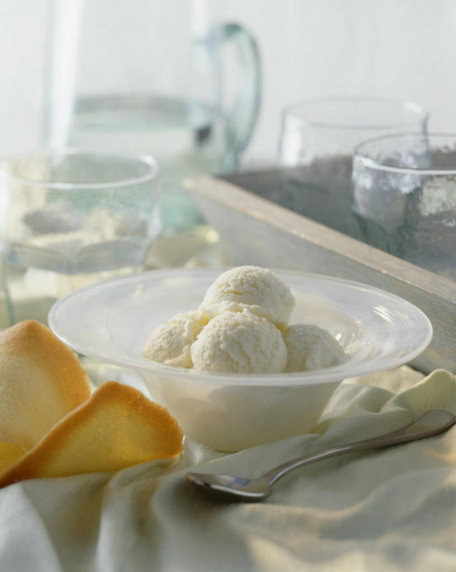 无人,竖图,俯视,室内,特写,白天,桌面,桌子,杯子,阴影,朦胧,模糊,反射,木制,壶,影子,陶瓷,冰激凌,陶瓷制品,清凉,玻璃制品,水壶,餐巾,茶壶,木制品,容器,水杯,碗,冷饮,舒服,冰淇淋,储藏,解暑,储存,解渴,雪糕,舒爽,冰糕,消暑,保洁方巾,口布,玻璃杯,彩图,高角度拍摄,贮存