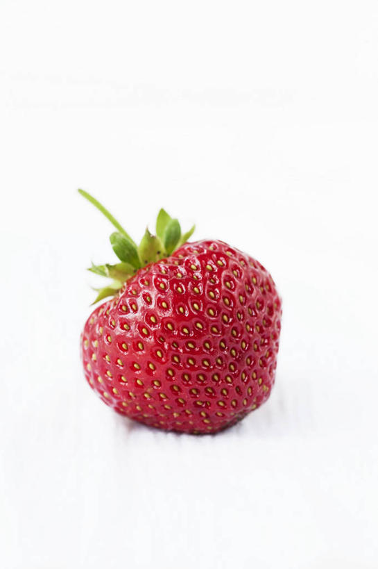 无人,竖图,俯视,室内,特写,白天,白色背景,餐桌,桌子,草莓,浆果,水果,阴影,新鲜,反射,影子,生食,食品,果实,食物,一个,摄影,有机食品,绿色食品,影棚,单个,餐台,洋莓,水果皇后,红莓,地莓,彩图,高角度拍摄,影棚拍摄,拍摄