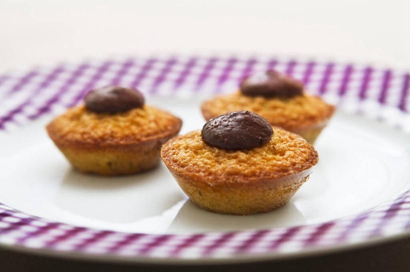 点心,无人,横图,俯视,室内,特写,白天,白色背景,下午茶,餐桌,桌子,餐具,阴影,朦胧,模糊,反射,碟子,方格,格子,盘,影子,食品,松饼,食物,糕点,三个,紫色,盘子,碟,摄影,影棚,餐台,玛芬蛋糕,彩图,高角度拍摄,影棚拍摄,拍摄,巧克力松饼