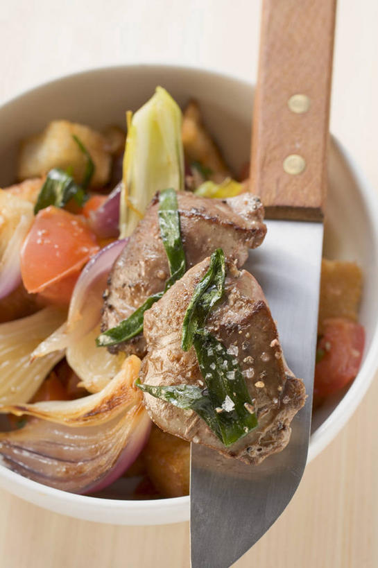 点心,面包,无人,竖图,俯视,室内,特写,白天,白色背景,餐桌,桌子,蔬菜,西红柿,餐具,一把,阴影,新鲜,反射,工具,影子,陶瓷,肉,生食,蔬菜沙拉,沙拉,食品,面点,刀具,陶瓷制品,色拉,鸭肉,沙律,肉类,食物,糕点,容器,碗,刀,摄影,有机食品,绿色食品,影棚,餐台,色拉酱,储藏,储存,餐刀,千岛酱,肉食,番茄,彩图,高角度拍摄,影棚拍摄,拍摄,贮存