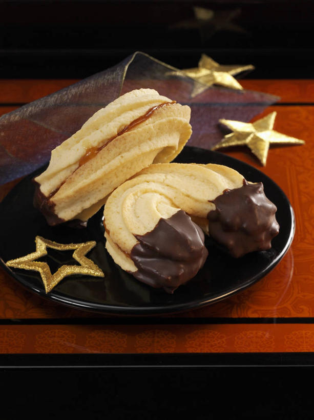 点心,无人,竖图,俯视,室内,特写,白天,餐具,阴影,黑色背景,反射,布料,碟子,盘,影子,星星,食品,糖,糖果,甜点,甜品,曲奇,布纹,桌布,食物,盘子,餐巾,碟,台布,饼干,甜食,零食,巧克力,星形,摄影,影棚,朱古力,五角形,曲奇饼,曲奇饼干,五角星,彩图,高角度拍摄,影棚拍摄,拍摄