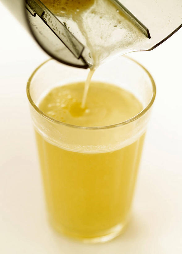 果汁,无人,竖图,俯视,室内,特写,白天,白色背景,水,餐桌,桌子,苹果,杯子,阴影,飞溅,溅,反射,壶,液体,影子,水滴,饮品,一杯,玻璃制品,水壶,水珠,饮料,茶壶,容器,水杯,苹果汁,摄影,影棚,餐台,可口,喷洒,适口,玻璃杯,彩图,高角度拍摄,影棚拍摄,拍摄