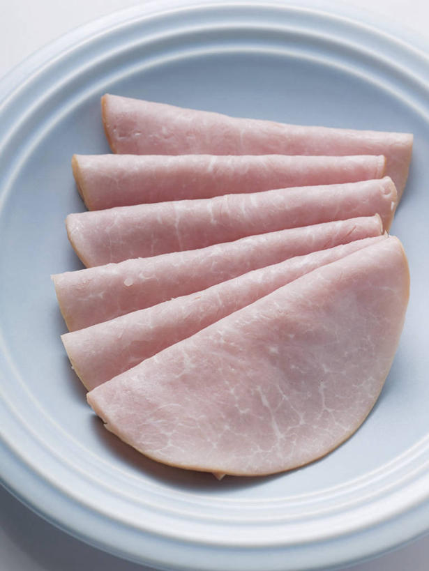 无人,竖图,俯视,室内,特写,白天,白色背景,餐桌,桌子,餐具,一排,许多,阴影,整齐,反射,碟子,盘,影子,肉,火腿,猪肉,肉类,腌制,排列,盘子,碟,摄影,影棚,餐台,队列,肉食,豚肉,熏制,火肉,兰熏,猪腿,彩图,高角度拍摄,影棚拍摄,拍摄