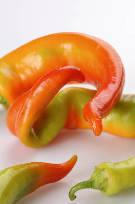 无人,竖图,俯视,室内,特写,白天,白色背景,餐桌,桌子,辣椒,蔬菜,阴影,新鲜,反射,影子,食品,食物,三个,红色,绿色,摄影,有机食品,绿色食品,影棚,餐台,辣角,红海椒,大椒,辣虎,广椒,辣子,红辣椒,海椒,番椒,彩图,高角度拍摄,影棚拍摄,拍摄