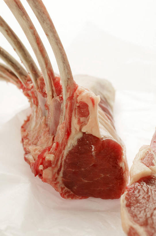 无人,竖图,俯视,室内,特写,白天,白色背景,餐桌,桌子,餐具,两块,阴影,反射,碟子,盘,影子,肉,羊肉,肉类,盘子,碟,摄影,影棚,餐台,肉食,彩图,高角度拍摄,影棚拍摄,拍摄