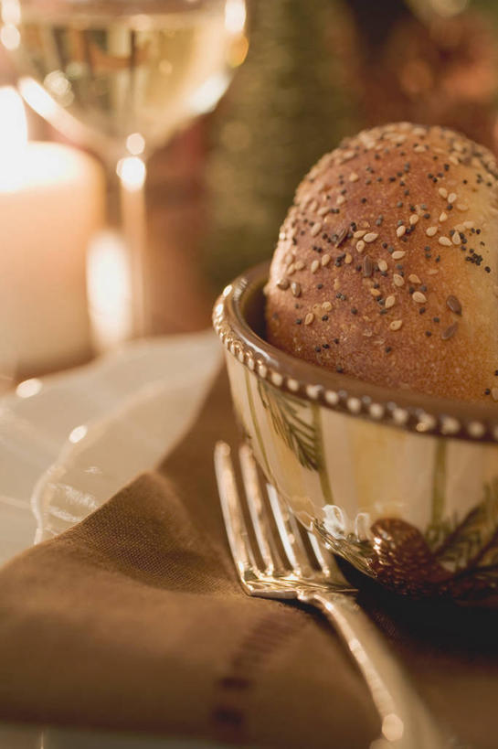 点心,面包,无人,交叉,竖图,俯视,室内,特写,白天,桌子,竹子,杯子,餐具,阴影,竹制,朦胧,模糊,编织,反射,叉子,高脚杯,篮子,影子,食品,面点,红酒杯,玻璃制品,食物,糕点,酒杯,竹篮,竹条,交织,竹制品,葡萄酒杯,小圆面包,餐叉,穿插,床上桌,懒人桌,玻璃杯,进餐用具,彩图,高角度拍摄