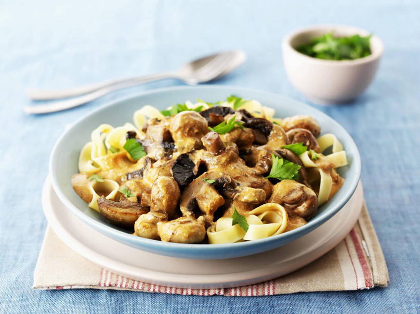 面食,面条,意大利面,无人,横图,俯视,室内,特写,白天,西餐,蔬菜,餐具,阴影,蓝色背景,新鲜,反射,碟子,盘,影子,勺子,陶瓷,菌菇,蘑菇,面,肉,牛肉,料理,食品,陶瓷制品,菌类,肉类,食物,盘子,餐巾,容器,调羹,碟,汤匙,碗,食用菌,西式,摄影,有机食品,绿色食品,影棚,储藏,储存,肉食,保洁方巾,口布,彩图,高角度拍摄,影棚拍摄,拍摄,贮存