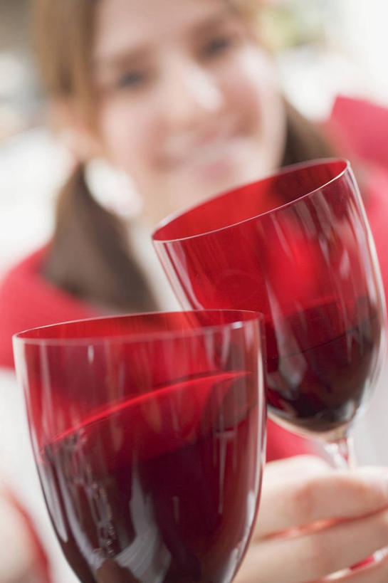 红酒,葡萄酒,西方人,脸,头,脸颊,手,一个人,站,笑,微笑,露齿笑,竖图,室内,特写,白天,正面,杯子,欧洲,欧洲人,仅一个年轻女性,仅一个女性,仅一个人,握,服装,朦胧,模糊,庆祝,高脚杯,红酒杯,酒类,拿,拿着,注视,休闲装,玻璃制品,酒,饮料,衣服,酒杯,干杯,观察,看,碰杯,站着,休闲,手部,休闲服,红葡萄酒,交际,友好,握着,服饰,观看,单手,庆贺,察看,葡萄酒杯,关注,礼仪,敬酒,劝酒,年轻女性,女人,女性,白种人,头部,脸部,脸蛋,面部,玻璃杯,站立,半身,彩图