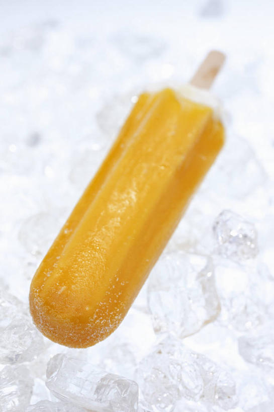 无人,竖图,俯视,室内,特写,白天,白色背景,餐桌,桌子,阴影,朦胧,模糊,反射,影子,冰,冰块,冰激凌,清凉,冷冻,一个,冷饮,舒服,橙色,冰淇淋,寒冷,摄影,影棚,冷藏,单个,餐台,解暑,冰冷,解渴,雪糕,舒爽,冰糕,消暑,保鲜,彩图,高角度拍摄,影棚拍摄,拍摄,香草冰淇淋