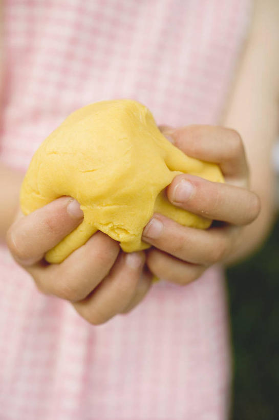 点心,西方人,儿童,手,一个人,站,竖图,室内,特写,白天,正面,纯洁,欧洲,欧洲人,双手,仅一个女性,仅一个人,握,服装,朦胧,模糊,粉末,面粉,食品,曲奇,拿,粮食,拿着,休闲装,食物,小孩,衣服,饼干,零食,站着,仅一个小孩,休闲,手部,休闲服,粉,可爱,童年,童趣,握着,服饰,农产品,曲奇饼,童真,曲奇饼干,烂漫,无邪,原材料,粉状,天真,女孩,女人,女性,白种人,孩子,站立,半身,彩图,女生