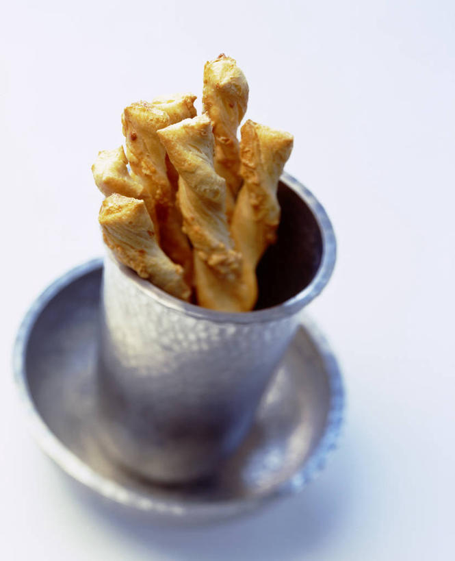 奶酪,无人,竖图,俯视,室内,特写,白天,白色背景,餐桌,桌子,杯子,餐具,阴影,朦胧,模糊,反射,碟子,盘,影子,陶瓷,干酪,起司,陶瓷制品,芝士,营养,盘子,马克杯,水杯,碟,乳酪,摄影,影棚,餐台,乳制品,发酵,彩图,高角度拍摄,影棚拍摄,拍摄