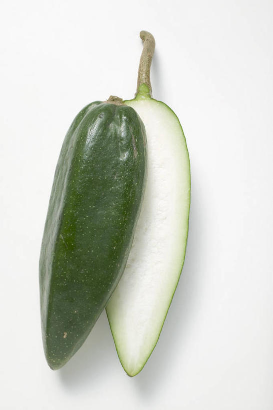 无人,竖图,俯视,室内,特写,白天,白色背景,餐桌,桌子,木瓜,水果,切开,阴影,新鲜,反射,影子,生食,食品,果实,食物,切,摄影,有机食品,绿色食品,影棚,餐台,剖面,切面,奶匏,蓬生果,乳瓜,石瓜,万寿匏,万寿果,番木瓜,彩图,高角度拍摄,影棚拍摄,拍摄