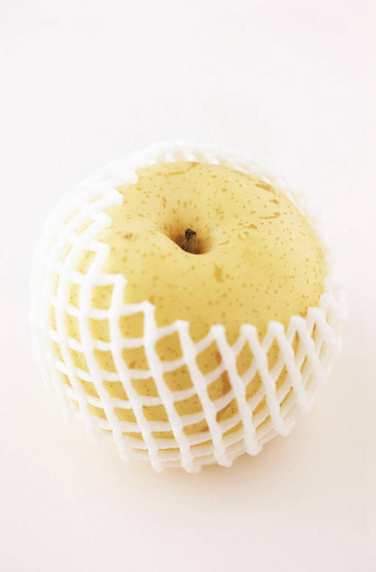 无人,竖图,俯视,室内,特写,白天,白色背景,餐桌,桌子,梨,袋子,水果,阴影,新鲜,反射,影子,生食,食品,果实,网袋,食物,一个,容器,香梨,摄影,有机食品,绿色食品,影棚,单个,餐台,储藏,储存,生梨,彩图,高角度拍摄,影棚拍摄,拍摄,贮存