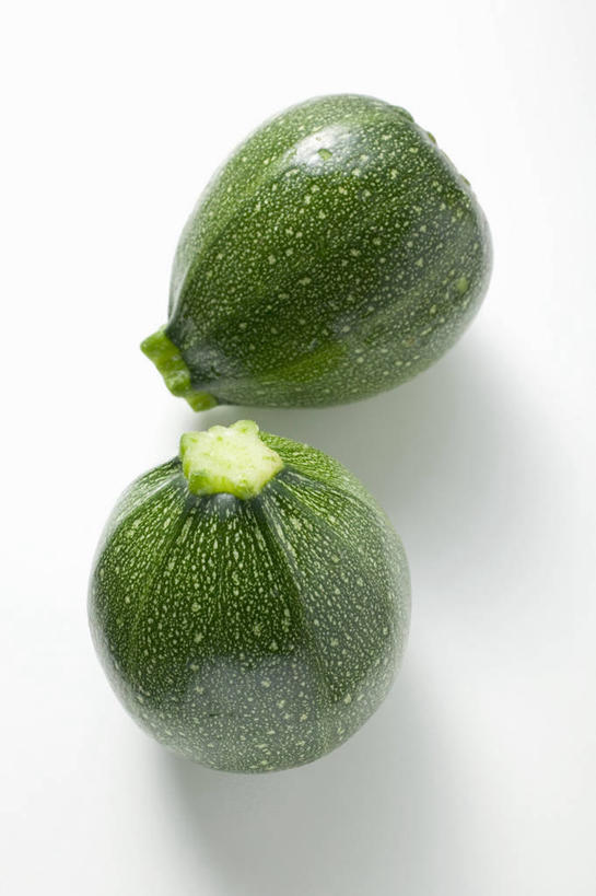 无人,竖图,俯视,室内,特写,白天,白色背景,餐桌,桌子,蔬菜,阴影,新鲜,反射,影子,食品,西葫芦,食物,两个,白瓜,摄影,有机食品,绿色食品,影棚,餐台,茭瓜,彩图,高角度拍摄,影棚拍摄,拍摄