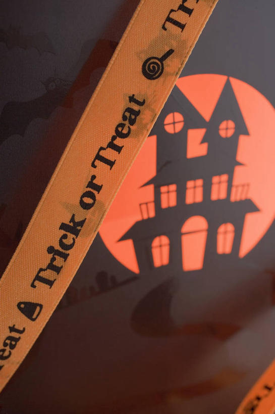 无人,竖图,俯视,室内,特写,白天,抽象,绘画,桌面,桌子,静物,一排,阴影,节日,庆祝,艺术,整齐,反射,木制,英文,标志,彩绘,丝绸,丝带,图案,文字,影子,字符,字母,堡垒,城堡,缎带,艺术品,古典,文化,标识,绸带,排列,木制品,工艺品,品味,庆典,概念,万圣节,纪念,英文字母,美术,高雅,要塞,队列,美学,图文,设防,彩图,高角度拍摄,涂鸦