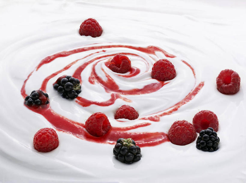 牛奶,无人,横图,俯视,室内,特写,白天,白色背景,餐桌,桌子,草莓,浆果,黑莓,水果,阴影,新鲜,反射,纹路,纹理,影子,生食,食品,果实,饮品,营养,酸奶,食物,饮料,摄影,有机食品,绿色食品,影棚,餐台,乳制品,奶,发酵,肌理,露莓,优格,优酪乳,洋莓,水果皇后,红莓,地莓,彩图,高角度拍摄,影棚拍摄,拍摄