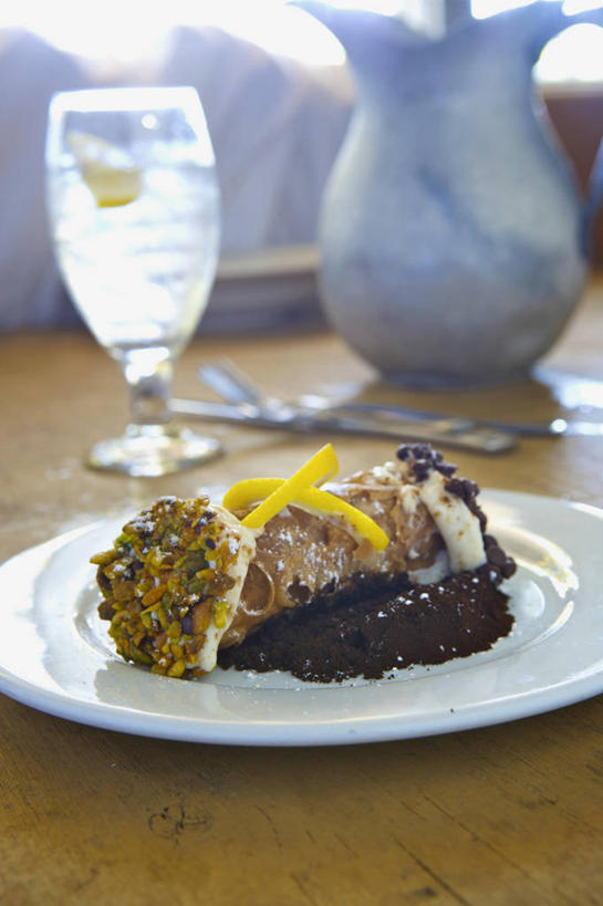 点心,无人,竖图,室内,特写,白天,正面,桌面,桌子,柠檬,杯子,餐具,水果,阴影,朦胧,模糊,新鲜,反射,木制,碟子,高脚杯,盘,影子,生食,食品,甜点,甜品,果实,红酒杯,玻璃制品,食物,糕点,盘子,酒杯,木制品,碟,甜食,有机食品,绿色食品,葡萄酒杯,玻璃杯,益母果,柠果,彩图