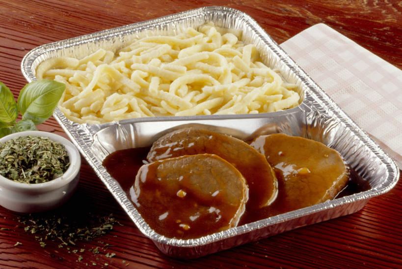 面食,面条,意大利面,无人,横图,俯视,室内,特写,白天,西餐,桌面,桌子,叶子,阴影,反射,木制,包装,包装纸,铝箔纸,锡箔纸,影子,纸,塑料,陶瓷,蛋,鸡蛋,面,肉,牛肉,料理,食品,绿叶,陶瓷制品,纸张,肉类,盒子,食物,木制品,容器,塑料制品,碗,嫩叶,西式,储藏,包装材料,储存,肉食,锡箔,铝箔,卵,叶,叶片,彩图,高角度拍摄,贮存