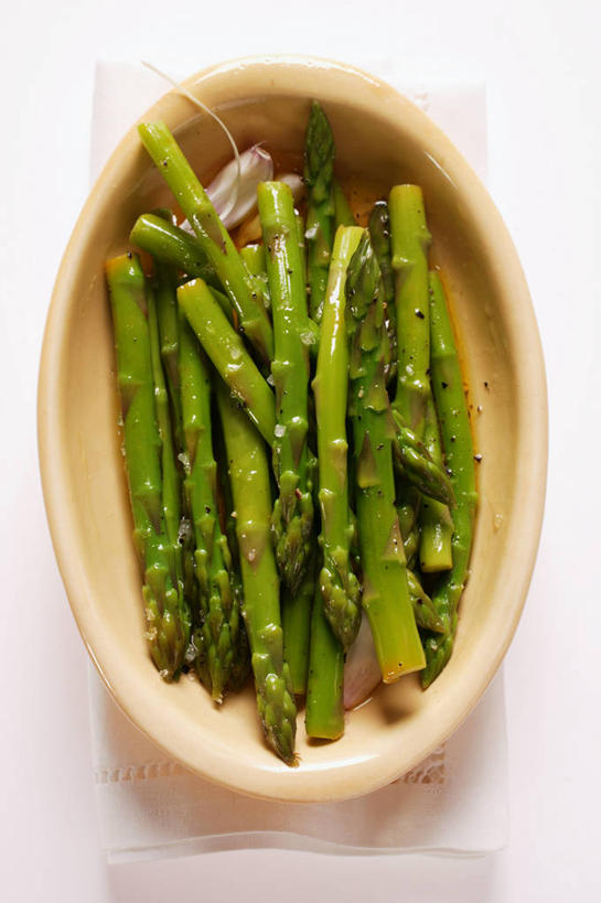 无人,竖图,俯视,室内,特写,白天,白色背景,餐桌,桌子,芦笋,蔬菜,一堆,许多,阴影,堆叠,堆积,新鲜,反射,木制,影子,绿芦笋,食品,食物,一个,木制品,容器,碗,摄影,有机食品,绿色食品,影棚,单个,餐台,储藏,堆,储存,猪尾巴,药鸡豆子,石刁柏,蚂蚁杆,龙须菜,狼尾巴根,彩图,高角度拍摄,影棚拍摄,拍摄,贮存